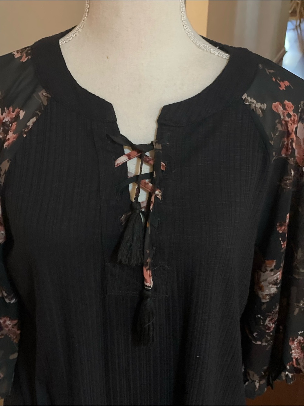 Maurices gray quarter sleeve Tshirt ribbed MEDIUM ruffle floral chiffon tassel - Picture 4 of 14